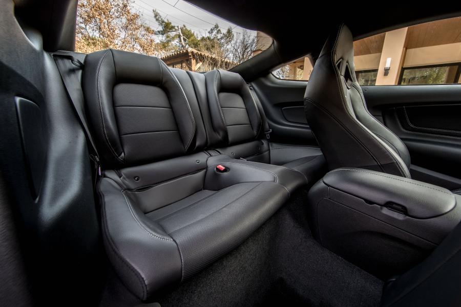 Интерьер Ford Mustang GT Fastback 2017 года  (EU) (фото 34 из 42)